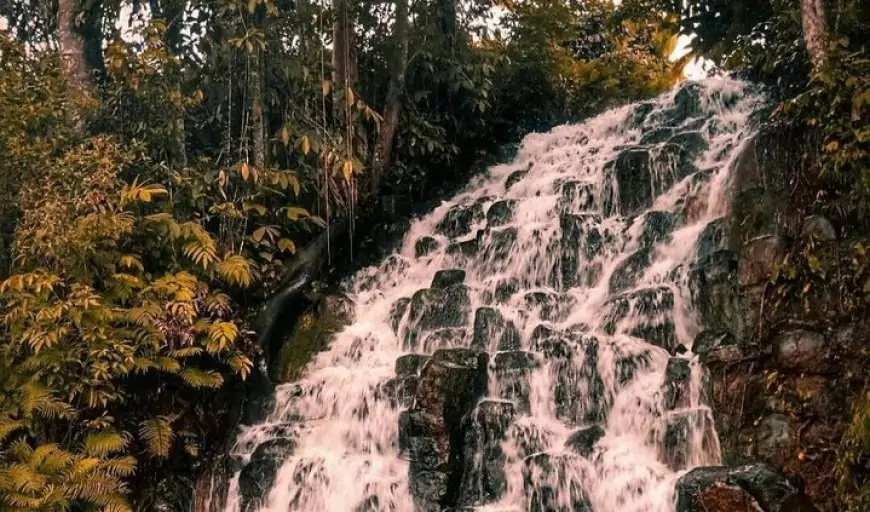 Air Terjun Riam Batu Susun: Keindahan Tersembunyi di Kalimantan Barat