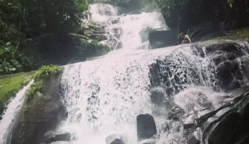 Menyusuri Keindahan Air Terjun Riam Batapsa: Destinasi Tersembunyi di Kalimantan Barat