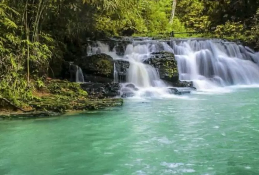 Keindahan Tersembunyi di Kalimantan Barat: Air Terjun Riam Sebopet, Destinasi Eksotis yang Wajib Dikunjungi