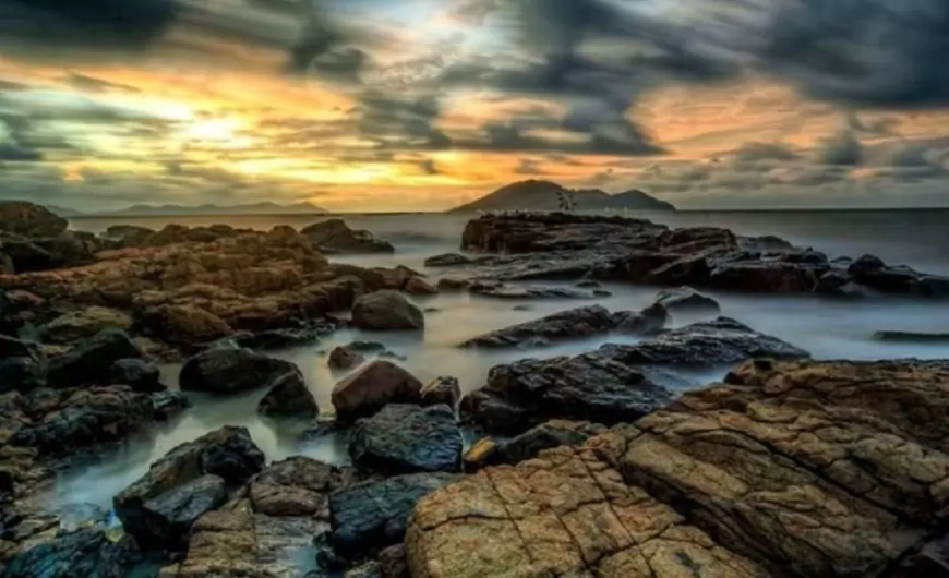 Menikmati Keindahan Alami di Pantai Batu Belat, Kalimantan Barat