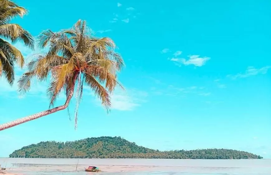 Pantai Gosong di Kalimantan Barat: Surga Tersembunyi yang Menyatu dengan Pulau Semesak