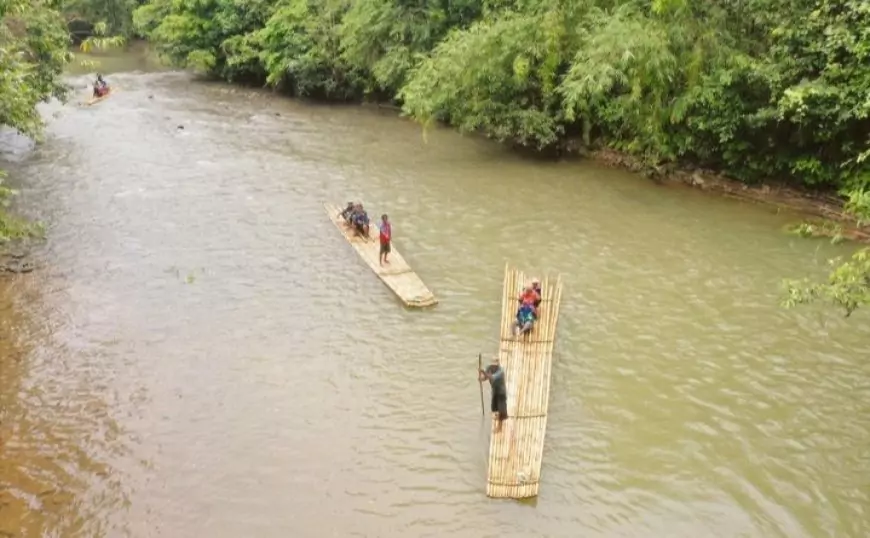 Eksplorasi Sungai Amandit: Wisata Rifting Menggunakan Bambu di Kalimantan Selatan