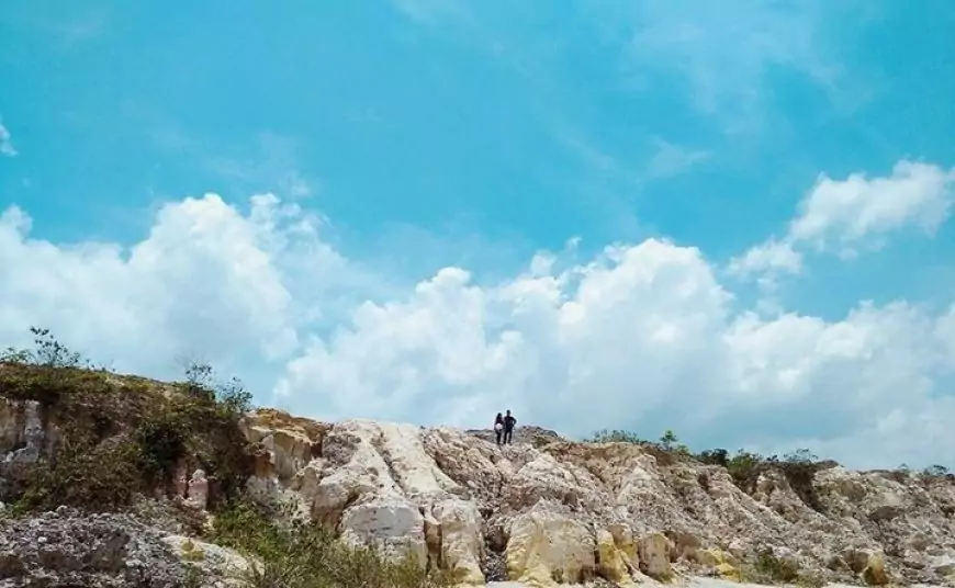 Keindahan Danau Biru Batu Licin, Wisata Alam Unik di Kalimantan Selatan